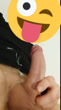 Olhando minha camiseta preta com gozada cremosa branca