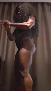 근육질의 다리와 엉덩이를 로션