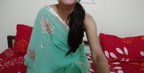 Saarabhabhi6: Hindský sexuální příběh Roleplay - indická macecha šukala svého nevlastního syna, zatímco...