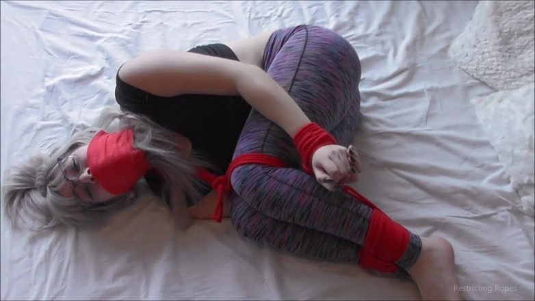 Restricting Ropes: Luna Grey - ditelanjangkan dengan ketat