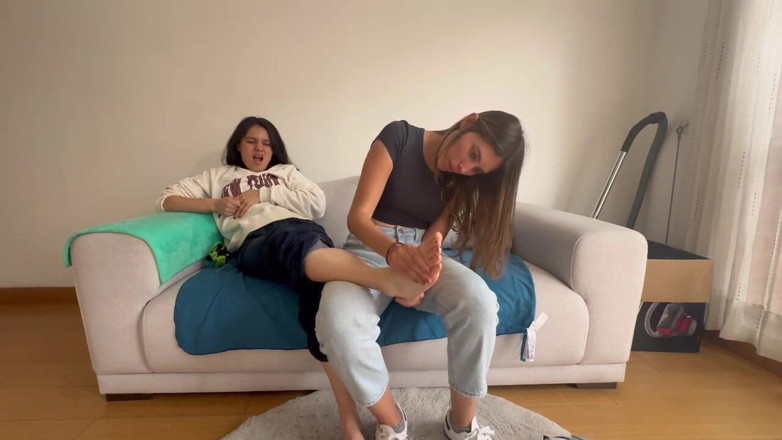 scarlettandc: My Girlfriend Shows Me Her Fetish by Smelling and Massaging...