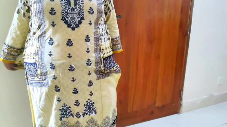 Aria Mia: Seorang lelaki membantu bhabhi jirannya semasa dia gatal-gatal badannya, kemudian...