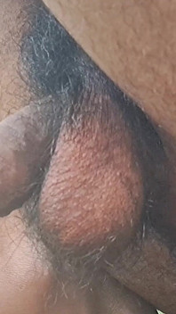 Băiat indian desi sexy care se pișă de la pula lui mare în junglă.