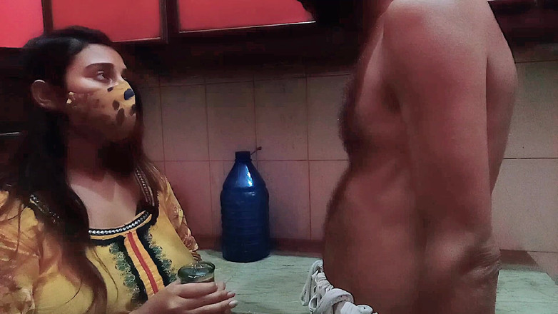 HotQueenPk: Malik ny ev hizmetçisi ko mutfak sy room mai bulaya...