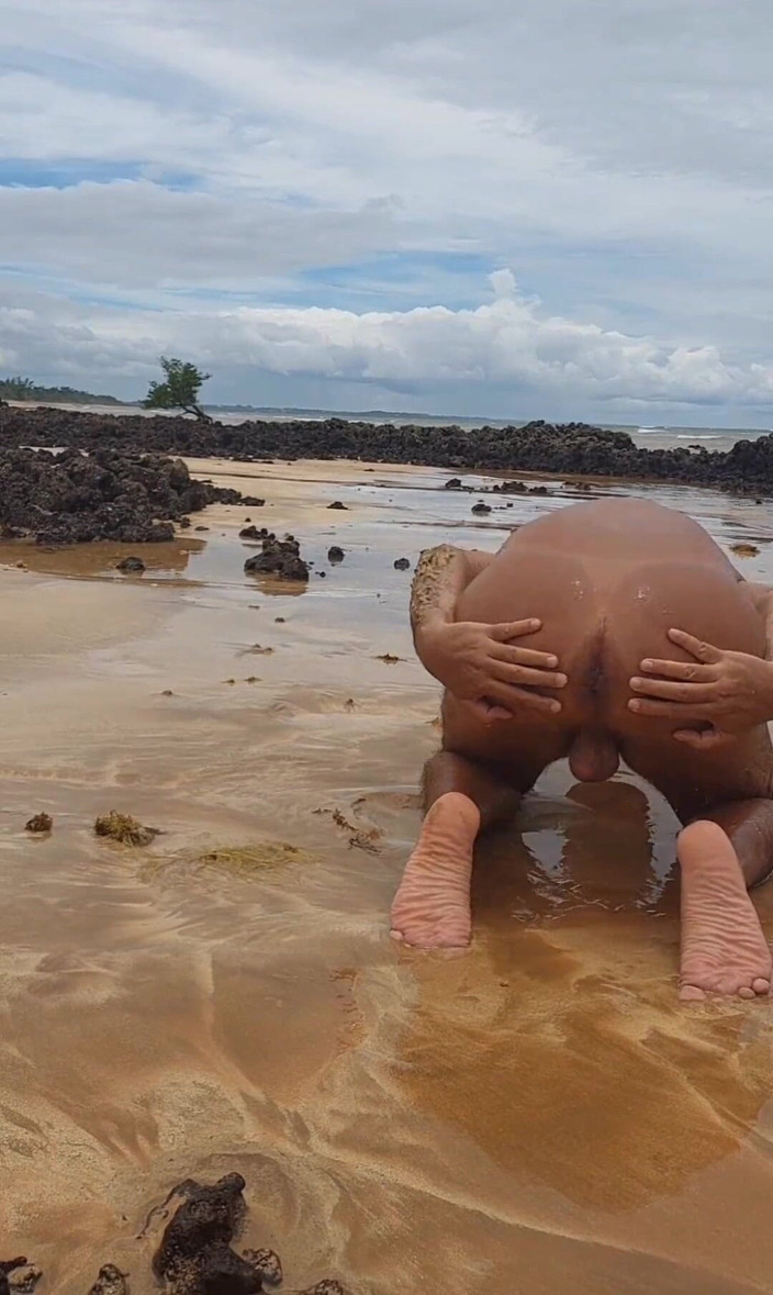 Ladysilvas: 裸のレディシルバがビーチで日焼けしたお尻を見せ、セクシーなマークがある