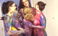 Lésbicas gostosas esfregam peitos e bunda com todas as cores da bodypaint