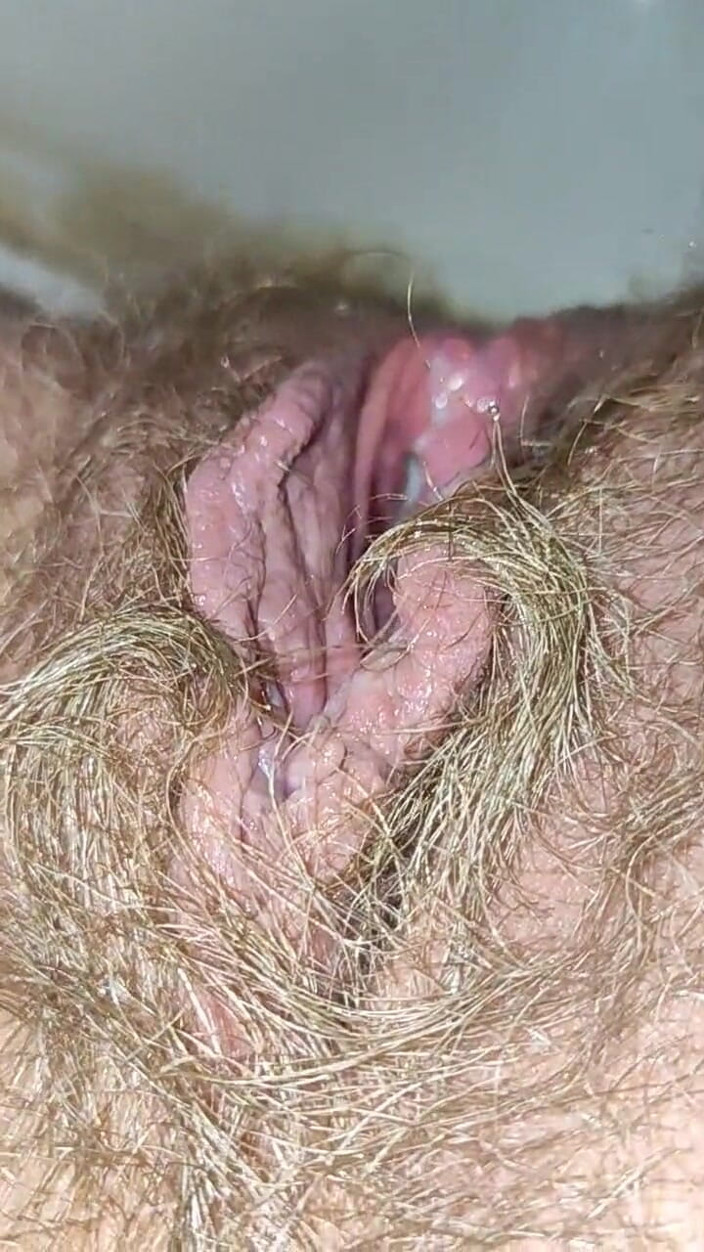 Risky Hairy Couple: Velká nálož čůrání z chlupaté kundičky