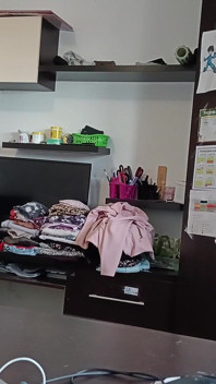 Esposa Amadora Se Diverte Experimentando Roupas E Cortando-as.