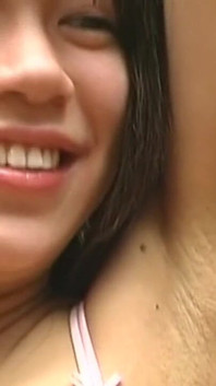 Brunetka Azjatycka MILF uśmiecha się przez namiętny seks w sypialni