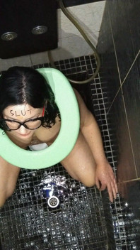 Sexi Wife Taking Enormous Load of Piss on Face