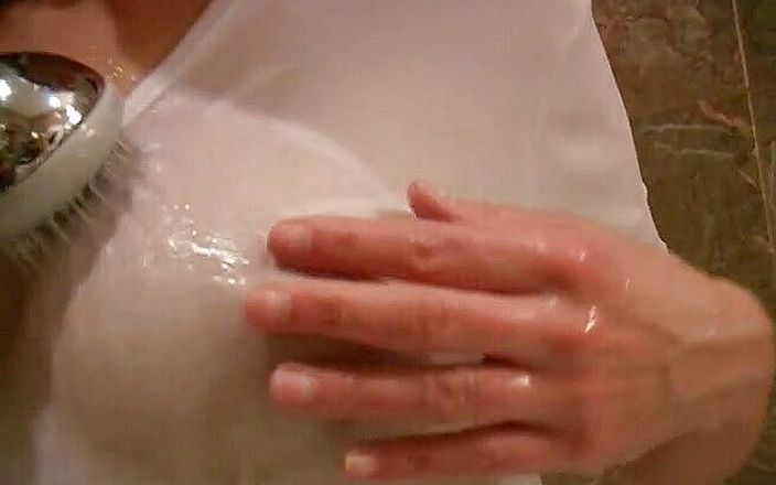 Hot Euro Girls: Pirang semok memakai kemeja saat mandi