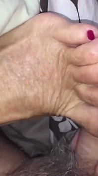 グラニー・アンは、エッチな話をしながら、ハートの足に大量の射精を射てほしいと言っています