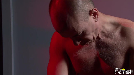 Gay Diaries: Napalony facet zostaje zniszczony przez grupę mężczyzn z dużymi kutasami