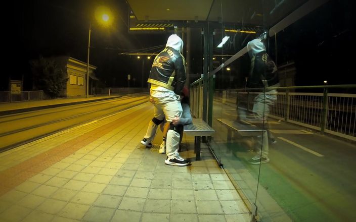 DedeDeville: Riktigt riskabelt sex vid en busshållplats med en ung styvsis...