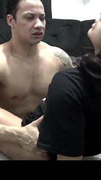 Sama doma se svým nevlastním otcem