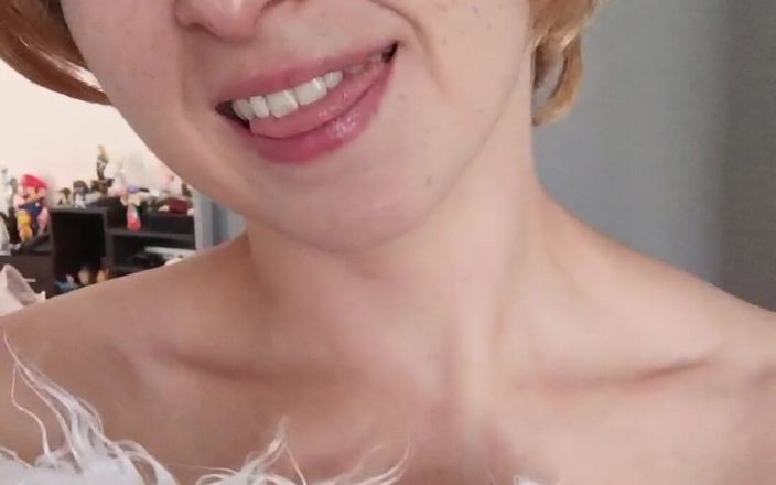 Kndy Kmille: Giáng sinh là ở đây! Tôi có thể là món quà của...