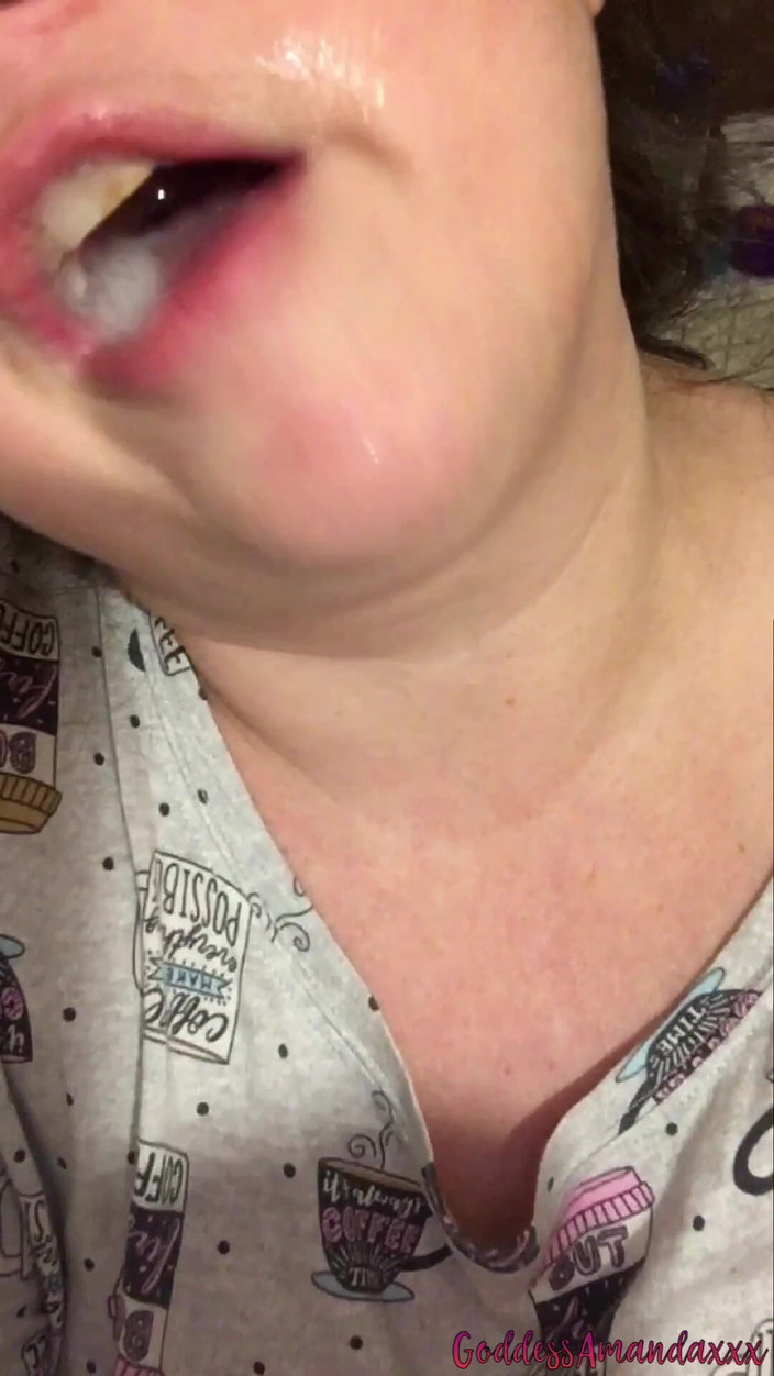 Goddess Amanda: 脇の毛を剃り、精液を飲み込む