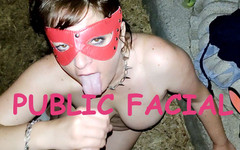 Toilet Mommy: Całkowicie nagi w parku ssie penisa