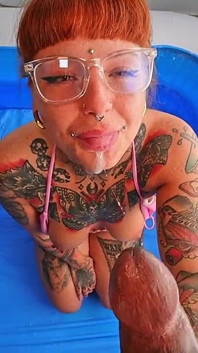Pulă mare și neagră muie piscină cu pișare
