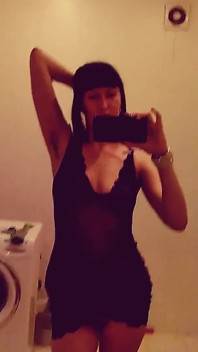 Orta yaşlı seksi kadın ginnagg mastürbasyon yapıyor