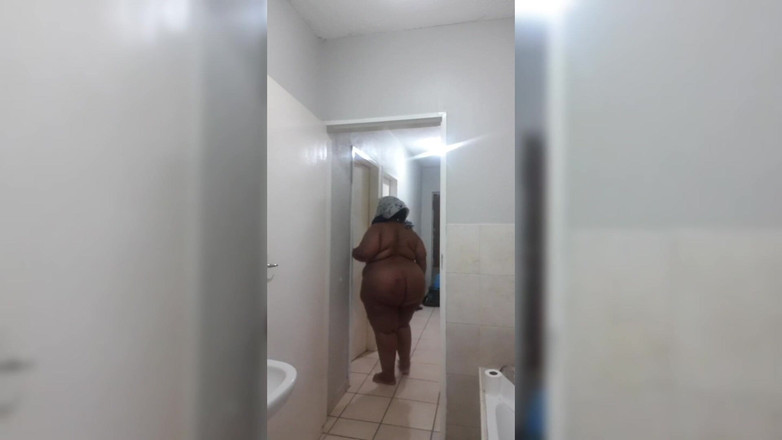 Masked curvy pears: Une tatie BBW noire nettoie après la douche 2