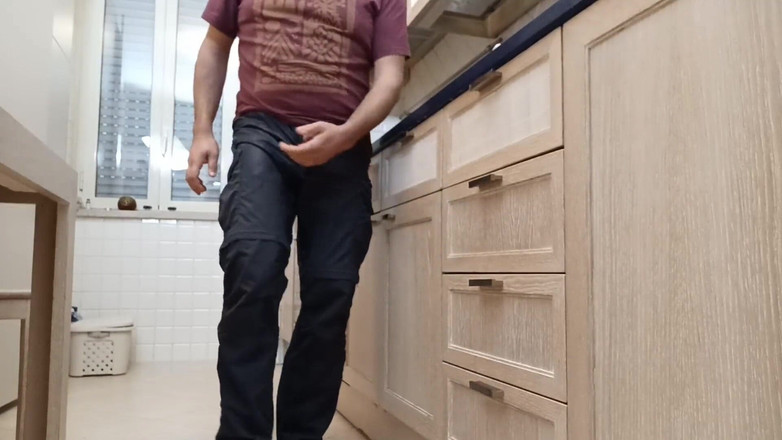 Kinky Guy: Desesperada mijando na cozinha