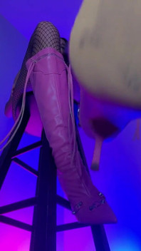 Bratty Różowe buty dokuczają - murzynka bogini femdom Rosie Reed Boot dominacja upokorzenie umysł jebanie