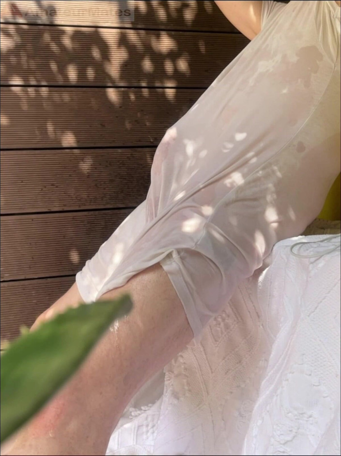 AmateurBoysPissing: Твінк із задоволенням розпилює білу футболку друга, відкриваючи його гладкі сідниці та великий член.