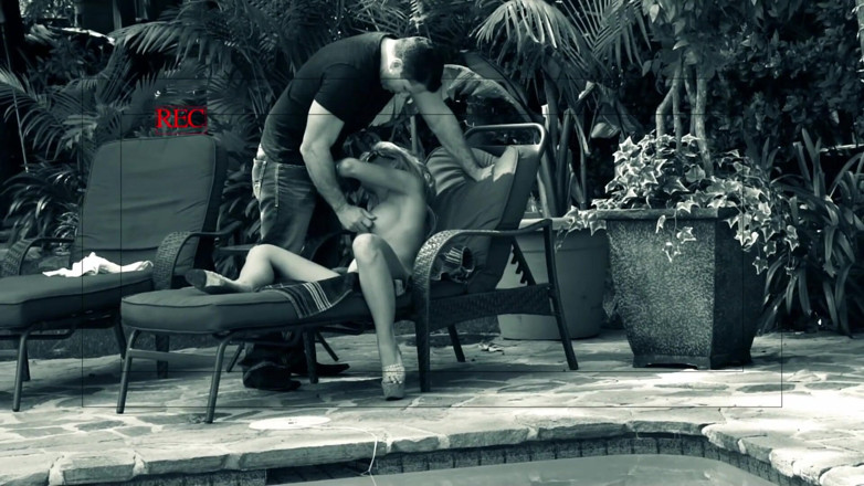 Hand Lotion Studios: Milf mit dickem hintern wird gefilmt, während sie draußen ihren...