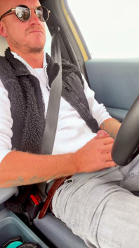 Caldo in autostrada e masturbazione nel bagno pubblico