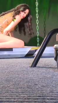 În spatele scenei: AshleyGreyBDSM îmbrăcată în videoclipuri din latex solo cu un vibrator sau ejaculează minunat
