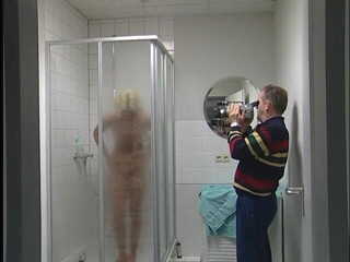 Lucky Cooch: Chica rubia chupa la polla de un chico mayor y...
