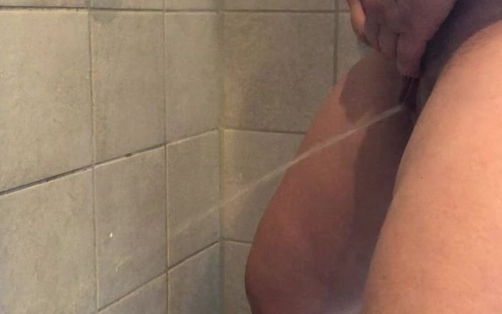 Hotwifekbh: Vrouw met grote tieten pist amateur eigengemaakt 3
