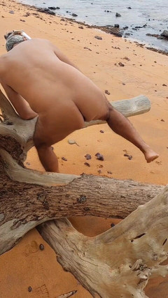 Ladysilvas: Ladysilva nua em uma praia deserta com muita bunda tesuda