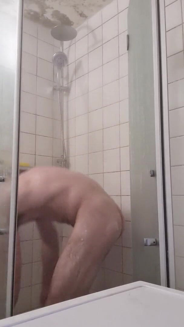Muscle Guy porn: Muscle guy take a shower