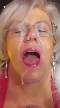 Abuela alemana celebra la navidad más caliente con mucha diversión