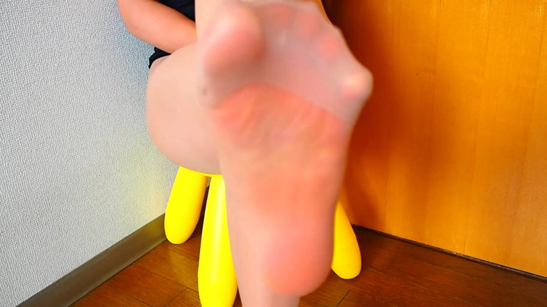 Mayumi Kanzaki: Japanese Woman Shows Feet in Stocking