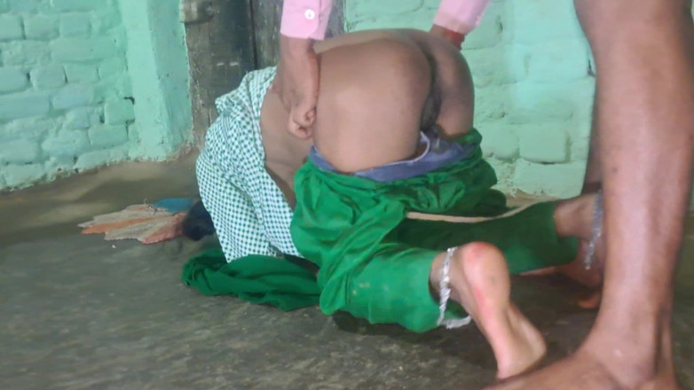 Trilokinath: Teman wanita kolej India berkongkek cepat dengan pakaian seragam