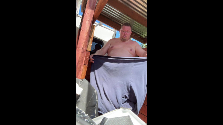 WestCub86: Blauwe kraag stiefvader de tuin werk pissen en klaarkomen