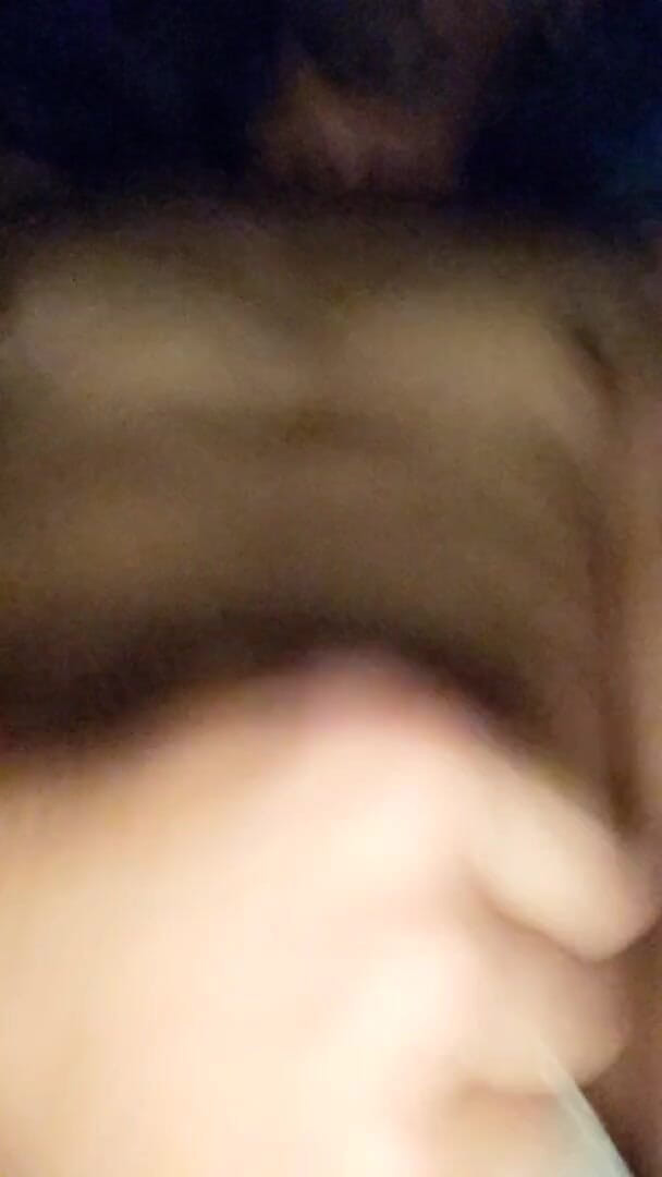 Sexy possum: 当我的直朋友和在我旁边的床上时，撸管并射在自己身上