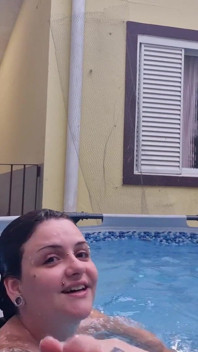 Twoja dziwka sąsiadka pokazuje się w basenie
