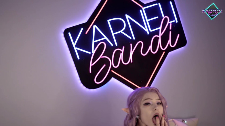 Karneli Bandi: Эльф играет с его голодными дырками. Карнели Банди