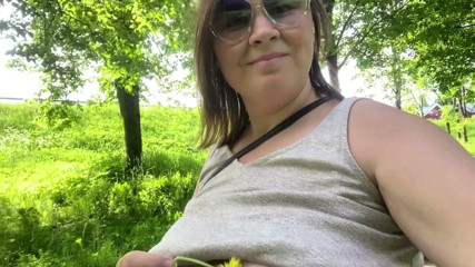 Mary Di: 火辣继母在城市公园露奶并自慰
