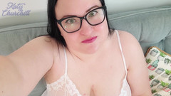 Katy Churchill: O femeie mare și frumoasă furioasă înghite un peeper întreg