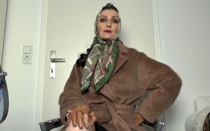 Lady Victoria Valente: 갈색 겨울 코트를 입은 실크 머리 스카프