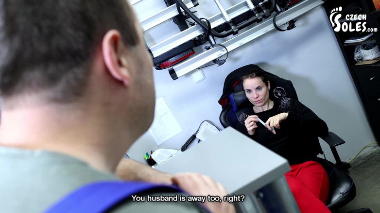 Czech Soles - foot fetish content: 섹시한 고객과 함께하는 다주는 pneu-servis 더블 풋 예배