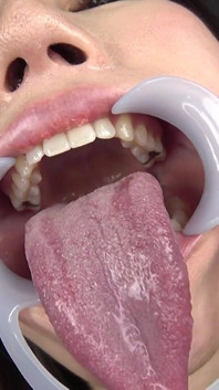 Rei Tokunaga: uma exploração sensual do fetichismo da saliva da língua