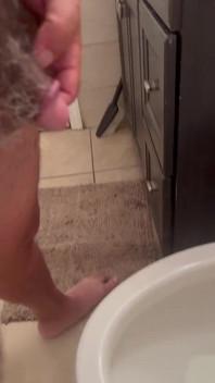 Meando En El Baño De Casa