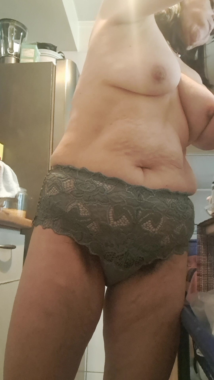 Mommy big hairy pussy: Elle exécute le short de sa belle-mère mature
