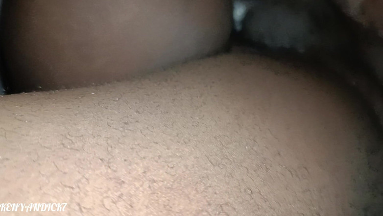 Kenyan Dick: Cuplu porno filmat acasă cu călărire și cremă pe pula mea
